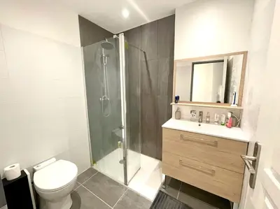 Salle de bains dans l'établissement Cosy appartement - Vieux port
