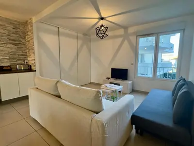 Télévision ou salle de divertissement dans l'établissement Cannes Maria SCLS - Wifi, Parking, Spacieux
