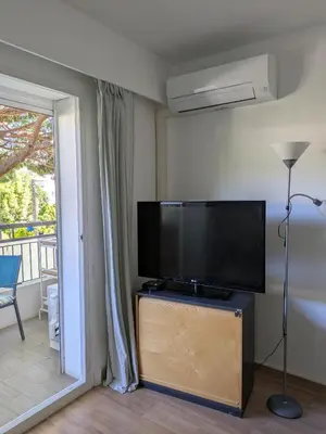 Télévision ou salle de divertissement dans l'établissement Cannes Isola Bella entre mer et montagne