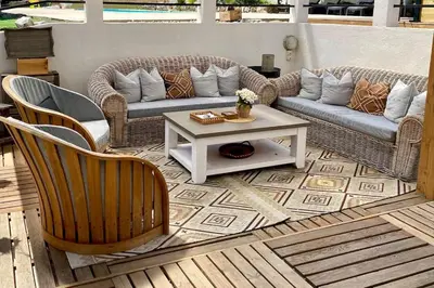 Coin salon dans l'établissement Charming Villa with big pool and AC in Antibes