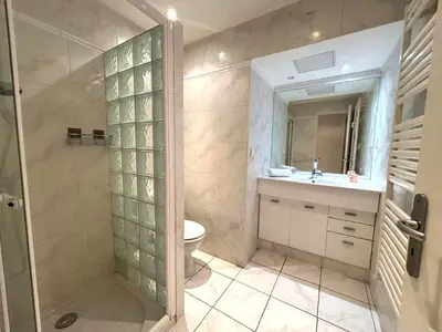 Salle de bains dans l'établissement Palais Miramar - Suite White Jardin - 20m Plage