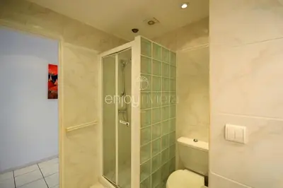 Salle de bains dans l'établissement Palais Miramar - Suite White Jardin - 20m Plage