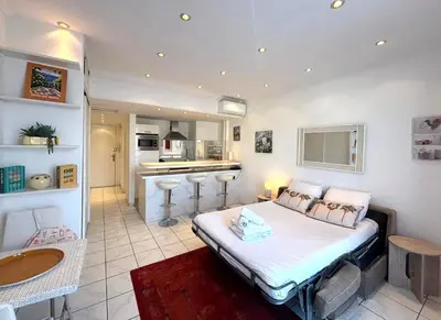 Cuisine ou kitchenette dans l'établissement Palais Miramar - Suite White Jardin - 20m Plage