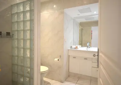 Salle de bains dans l'établissement Palais Miramar - Suite White Jardin - 20m Plage