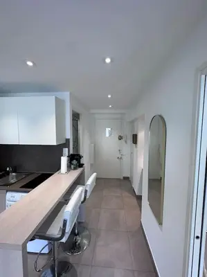 Télévision ou salle de divertissement dans l'établissement Superbe 2 pièces, tout équipé centre de Cannes.