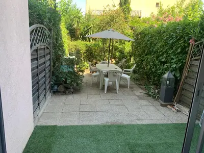 Jardin de l'établissement magnifique studio à 2 mn de la mer