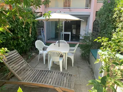 Jardin de l'établissement magnifique studio à 2 mn de la mer