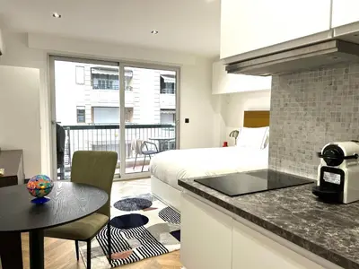 Cuisine ou kitchenette dans l'établissement Moderne Studio BALCON, rue D'ANTIBES- HYPER CENTRE A0B191