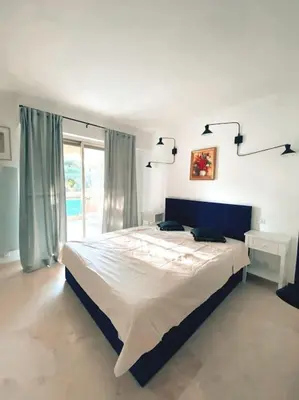 Un ou plusieurs lits dans un hébergement de l'établissement 2 bedroom apartament close to the beach