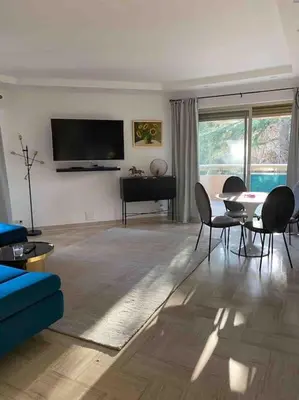 Télévision ou salle de divertissement dans l'établissement 2 bedroom apartament close to the beach