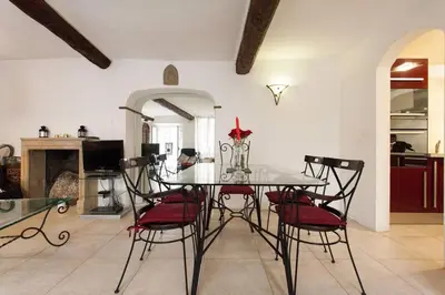 Cuisine ou kitchenette dans l'établissement A8 -Staywiz us - 2 BDR Duplex Remparts Heart of Old Antibes