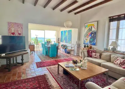 Télévision ou salle de divertissement dans l'établissement Castel Horizon - Super Cannes - 360 Degrees View