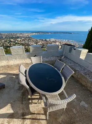 Vue générale sur la mer ou vue sur la mer prise depuis la villa