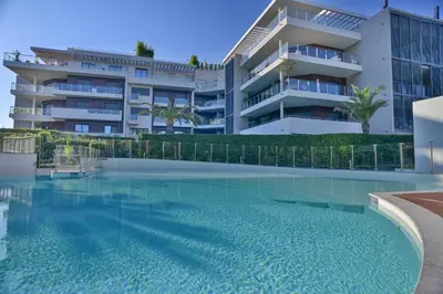Piscine de l'établissement First Cap - Luxury 1BR with terrace in the most prestigious development of the French Riviera ou située à proximité
