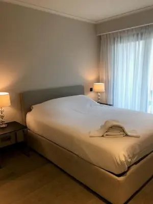 Un ou plusieurs lits dans un hébergement de l'établissement First Cap - Luxury 1BR with terrace in the most prestigious development of the French Riviera