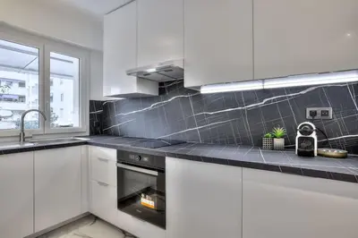 Cuisine ou kitchenette dans l'établissement The White Cocoon in Antibes City