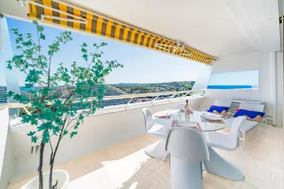 Balcon ou terrasse dans l'établissement T3 luxe - vue mer panoramique - Marina baie des anges