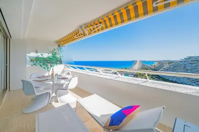 Balcon ou terrasse dans l'établissement T3 luxe - vue mer panoramique - Marina baie des anges