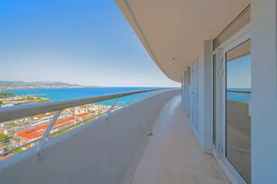 Vue générale sur la mer ou vue sur la mer prise depuis l'appartement