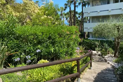 Jardin de l'établissement Confortable offrant une vue imprenable sur la mer