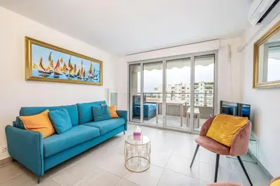 Coin salon dans l'établissement Juan Les Pins Two Bed Apt Beach Access