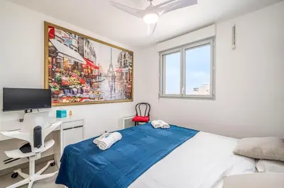 Un ou plusieurs lits dans un hébergement de l'établissement Juan Les Pins Two Bed Apt Beach Access