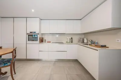 Cuisine ou kitchenette dans l'établissement Juan Les Pins Two Bed Apt Beach Access