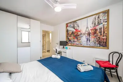 Un ou plusieurs lits dans un hébergement de l'établissement Juan Les Pins Two Bed Apt Beach Access