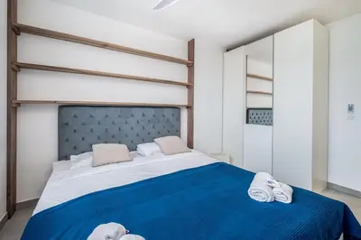 Un ou plusieurs lits dans un hébergement de l'établissement Juan Les Pins Two Bed Apt Beach Access