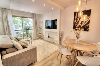 Télévision ou salle de divertissement dans l'établissement Ref FLEUR - Palmes d'Or Properties