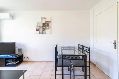 Coin salon dans l'établissement Cannes Branly :2BDR Apartment