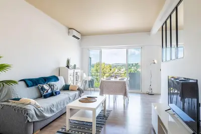 Coin salon dans l'établissement Bright cocoon with sea views