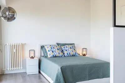 Un ou plusieurs lits dans un hébergement de l'établissement Bright cocoon with sea views