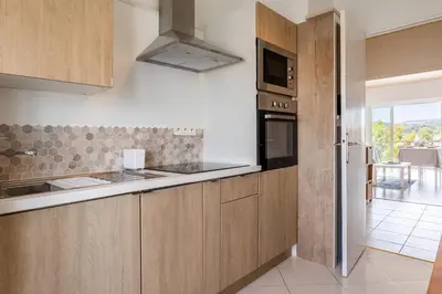 Cuisine ou kitchenette dans l'établissement Bright cocoon with sea views