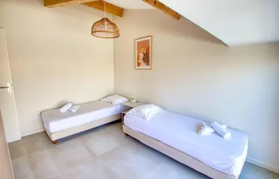 Un ou plusieurs lits dans un hébergement de l'établissement Duplex Vieil Antibes 3 chambres Parking avec vue mer Wifi - LIMESTAY