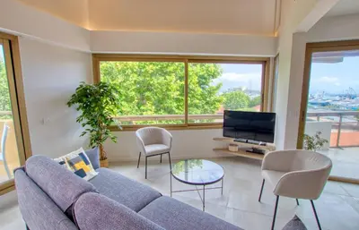 Télévision ou salle de divertissement dans l'établissement Duplex Vieil Antibes 3 chambres Parking avec vue mer Wifi - LIMESTAY