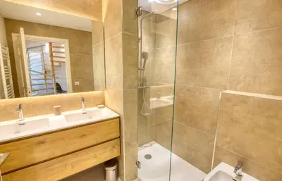 Salle de bains dans l'établissement Duplex Vieil Antibes 3 chambres Parking avec vue mer Wifi - LIMESTAY