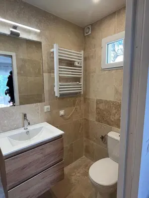 Salle de bains dans l'établissement val dazur valbonne Les Jasmins