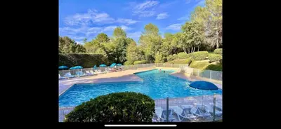 Piscine de l'établissement val dazur valbonne Les Jasmins ou située à proximité