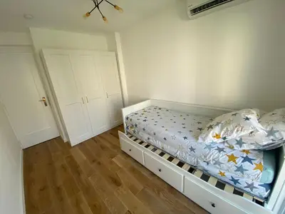 Un ou plusieurs lits dans un hébergement de l'établissement Renovated 4 room Apartment-Parking next door and Beach at 700m