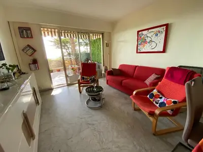 Coin salon dans l'établissement Appartement charmant à Villeneuve-Loubet 55 m² avec vue mer