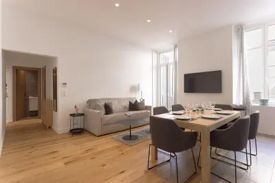 Télévision ou salle de divertissement dans l'établissement L'Elégance Rue d'Antibes - Palais & Plages - 200 m Croisette - Parking privé - Clim - Wifi