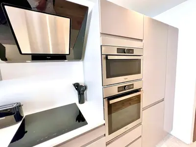 Cuisine ou kitchenette dans l'établissement L'Elégance Rue d'Antibes - Palais & Plages - 200 m Croisette - Parking privé - Clim - Wifi