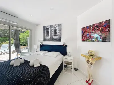 Un ou plusieurs lits dans un hébergement de l'établissement Apartment La Palmeraie with terrace Golfe Juan