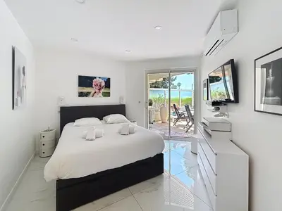 Télévision ou salle de divertissement dans l'établissement Apartment La Palmeraie with terrace Golfe Juan