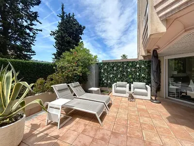 Coin salon dans l'établissement Apartment La Palmeraie with terrace Golfe Juan