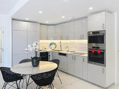 Cuisine ou kitchenette dans l'établissement Apartment La Palmeraie with terrace Golfe Juan