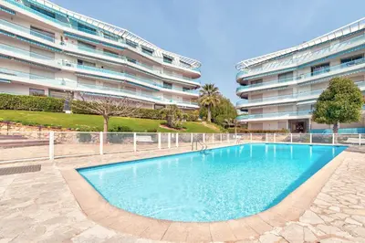 Piscine de l'établissement La pinede Apartement equiped with air conditioning and a pool! ou située à proximité