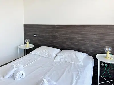 Un ou plusieurs lits dans un hébergement de l'établissement La pinede Apartement equiped with air conditioning and a pool!
