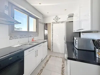Cuisine ou kitchenette dans l'établissement La pinede Apartement equiped with air conditioning and a pool!